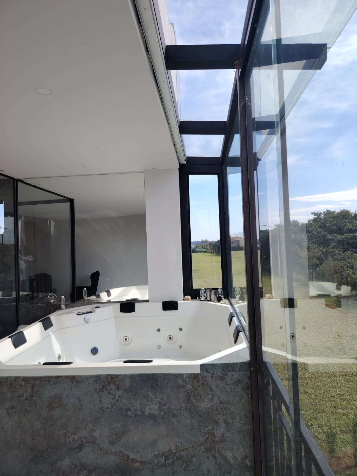 Casa alto padrão 4 quanrtos 3 banheiros condominio