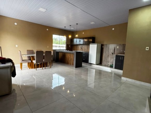 Apartamento semimobiliado em Pdte. Franco a 1.3 km da UPE