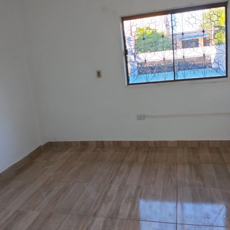 Casa disponivel 2 quartos com patio