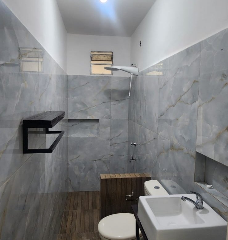 Casa disponivel 2 quartos com patio