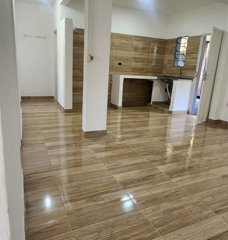 Casa disponivel 2 quartos com patio